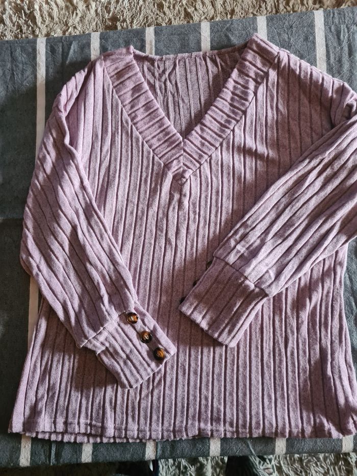 Tunique en tricot doux à manches longues et col en V pour femme. Longueur 70 cm. Aisselles à aisselles 56 cm