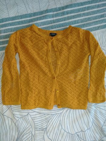 Gilet moutarde ajouré. Kiabi 24 mois