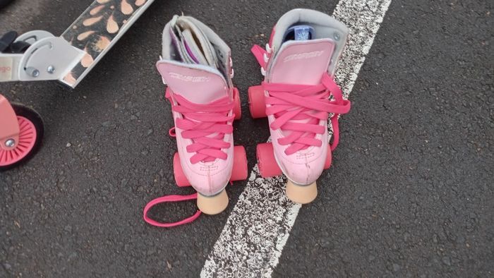 Patins à roulettes fille rose pointure 31, bon état.