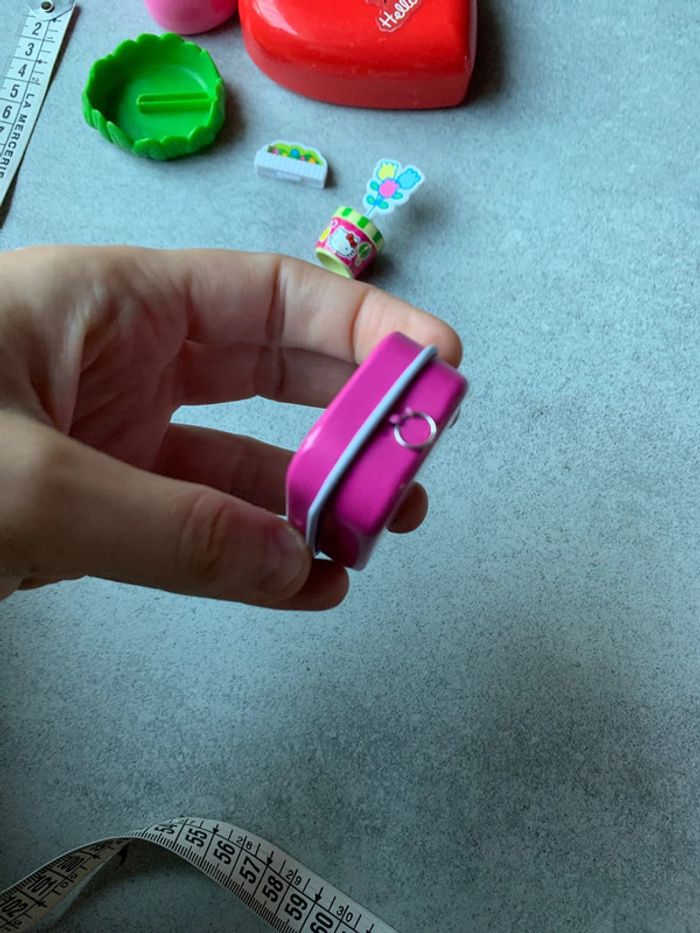 Lot en bras hello kitty dont une figurine et une boîte métal - photo numéro 7