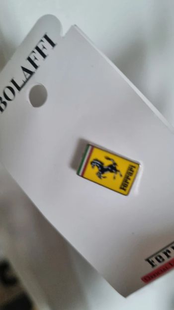 Pin's FERRARi neuf numéroté