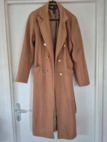 Manteau marron ceinturé avec poches et bouton
