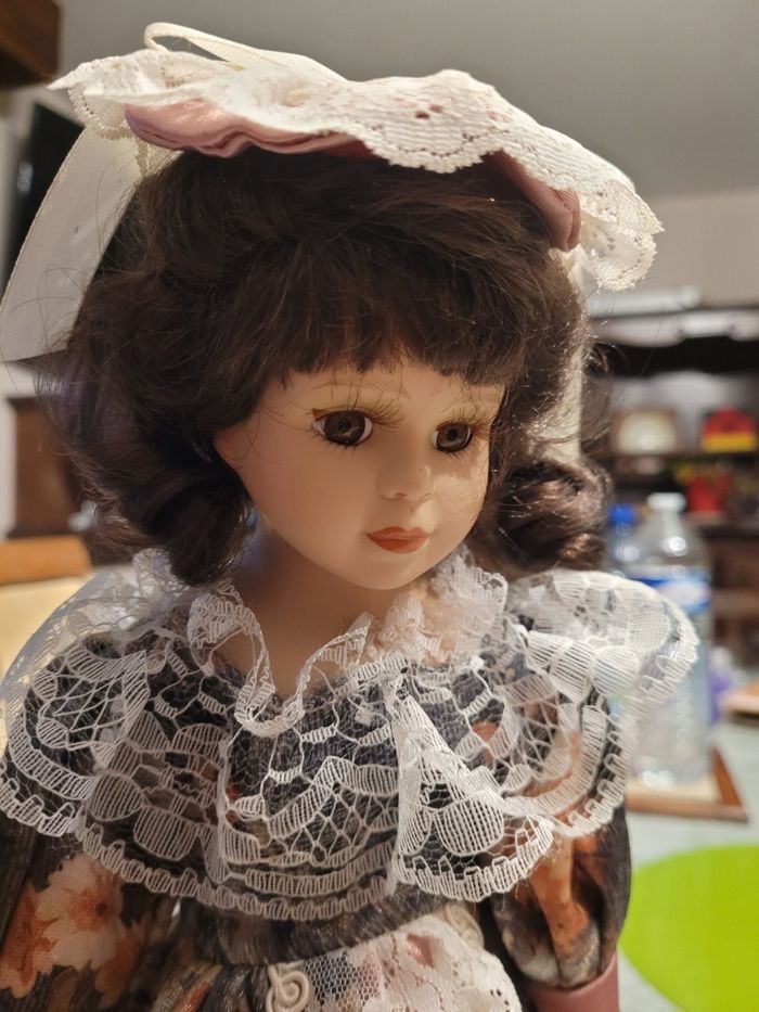Poupée porcelaine