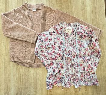 Blouse fleurie et gilet epais rose Tape à l'oeil et H&M
