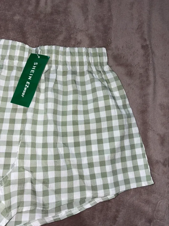 Short à carreaux SHEIN taille XS neuf avec étiquette.  Carreaux vert et blanc. - photo numéro 3