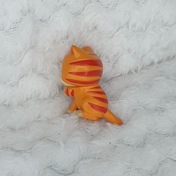 Petite figurine jouet chat tigré orange - photo numéro 2