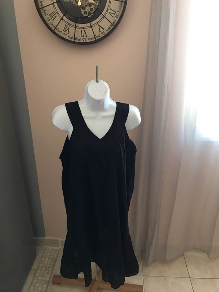 Robe noire à bretelles