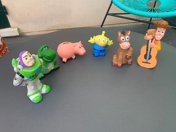 Lot de 6 personnages Toy Story en plastique. Bon état.