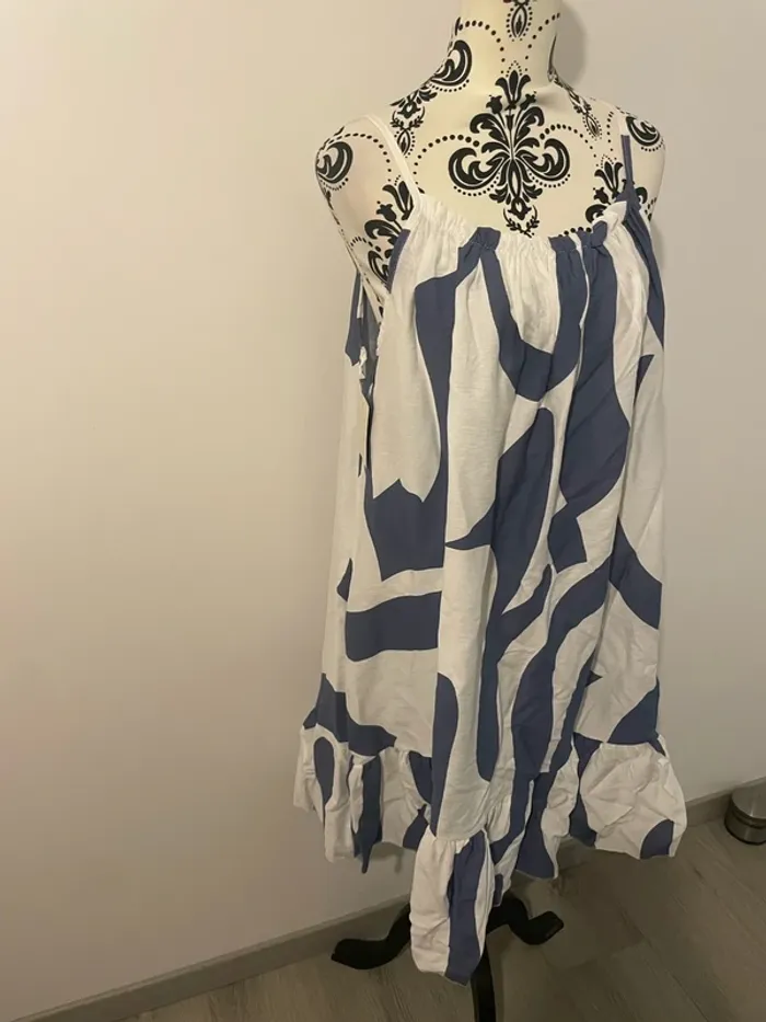 Robe ample à bretelles blanc à motif bleu bas volant neuf Miss Golden taille 46 - photo numéro 2
