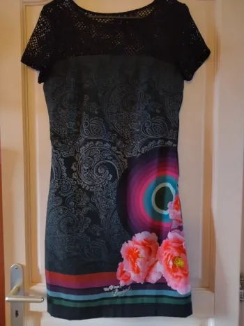 Robe Desigual noire avec fleurs roses et dentelle sur le haut taille 36