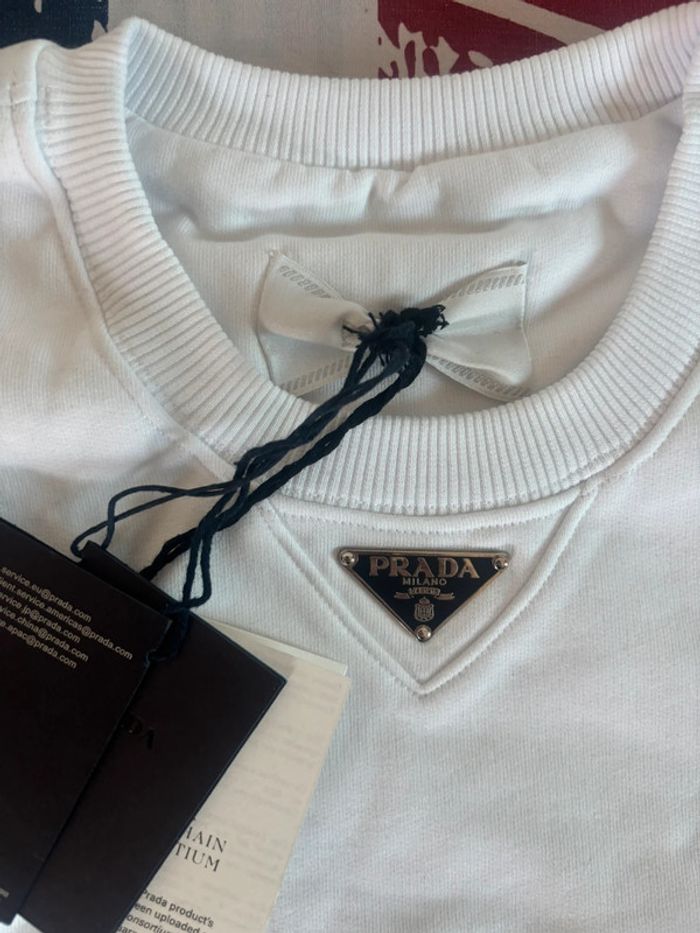 Sweat Prada blanc logo triangle en métal en dessous du col - photo numéro 3