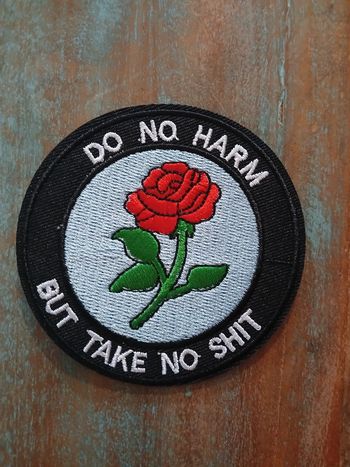 Ecusson original "Ne fait pas de mal mais va chier"