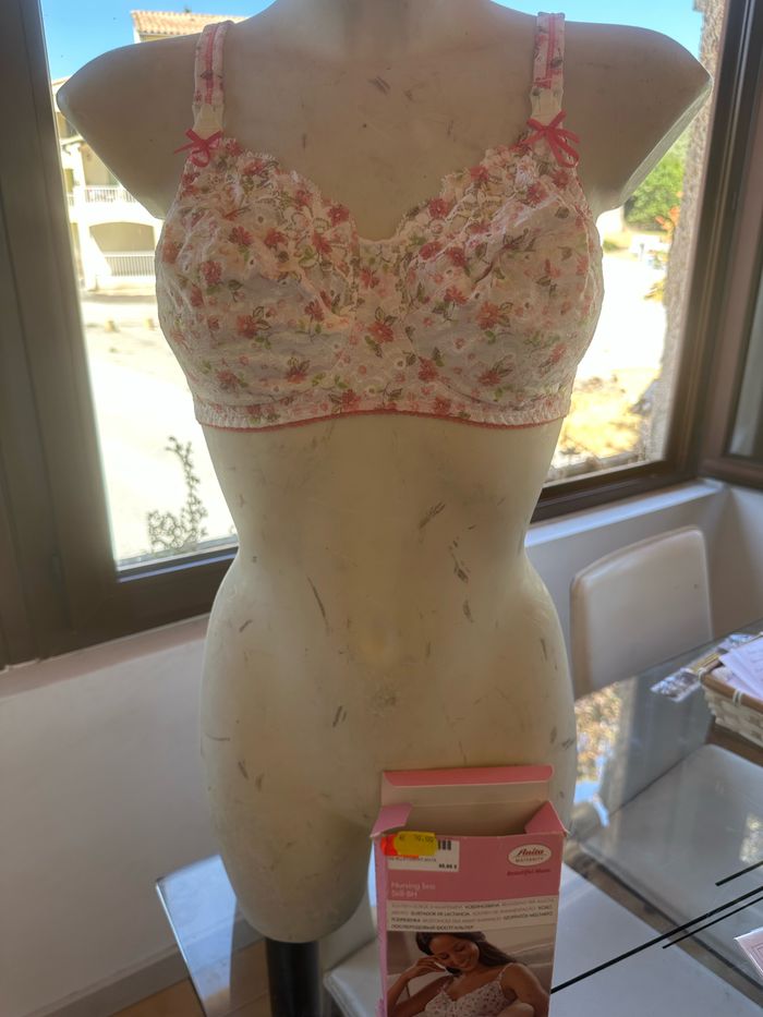 Soutenir. Gorge allaitement fleuri