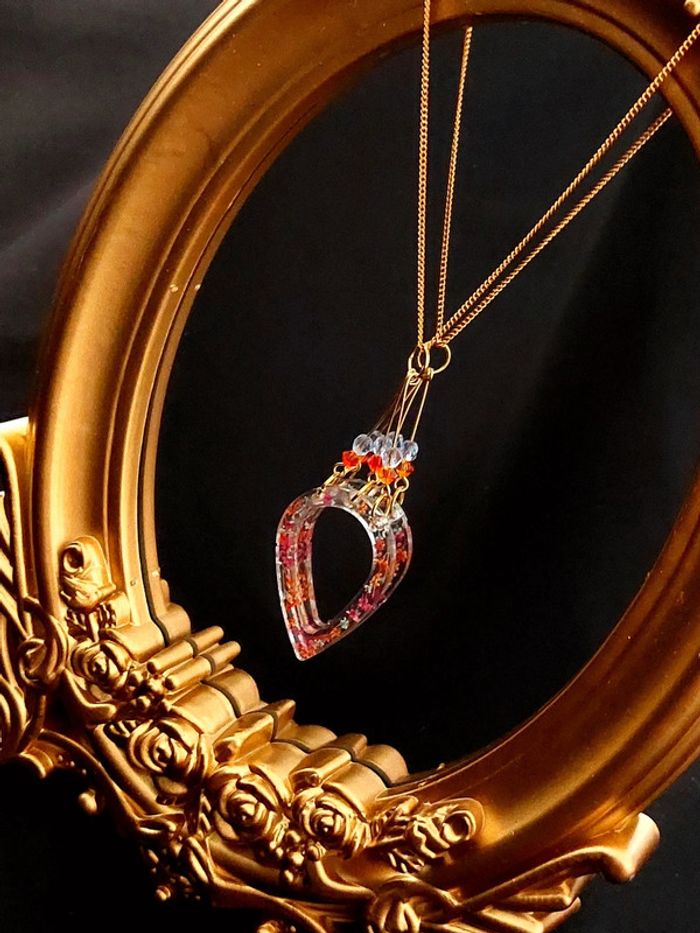 Magnifique collier pendentif en résine avec chaîne dorée - photo numéro 8