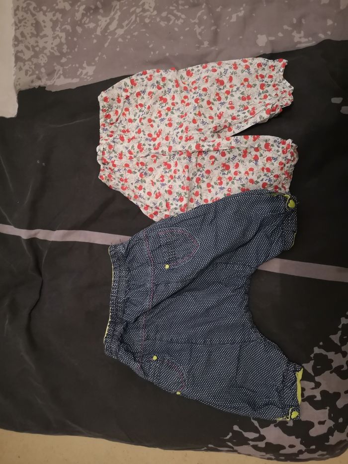 2 pantalons taille 12 mois