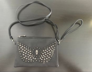 Sac pochette noire et argentée tête de mort