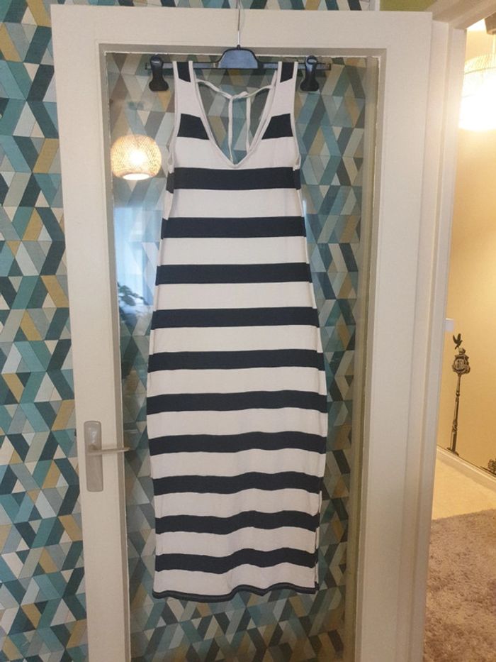 Robe d'été longue à bretelles rayée marine et blanc - photo numéro 2