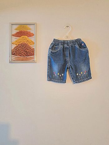 Pantacourt en jeans motif fleurs Taille 9 mois