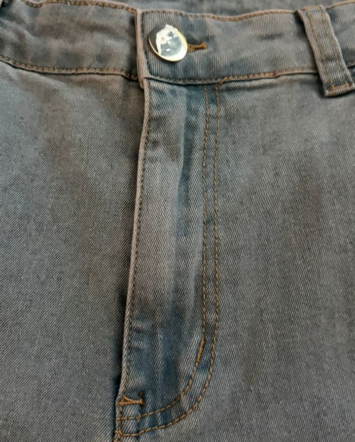 Jeans bleu clair troué - photo numéro 4