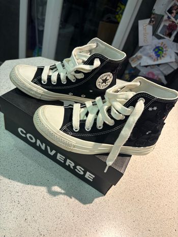 Baskets Converse noires à fleurs