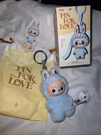 Pins for love - letter D