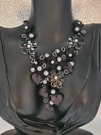 Collier avec ses fleurs, feuilles et perles, ikita en acier inoxydable