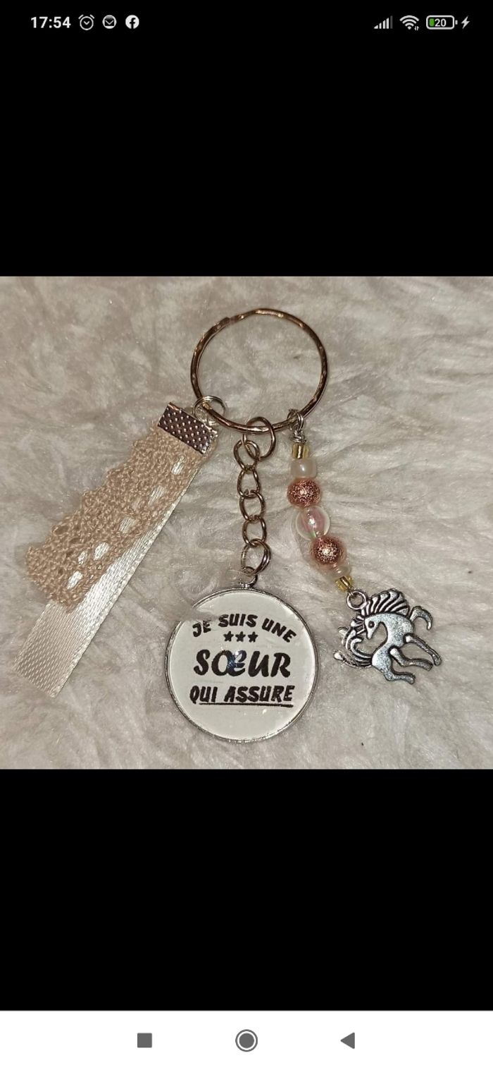 Porte clé soeur ' soeur qui assure "