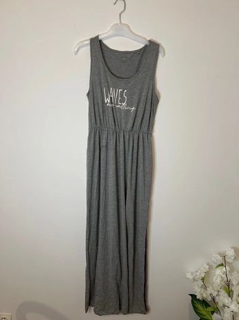 Robe, longue à fente grise