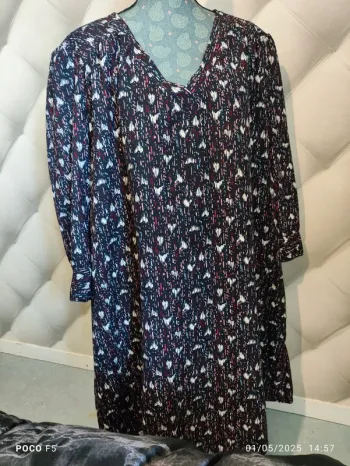 Robe fond noir couleur rose blanc bleu