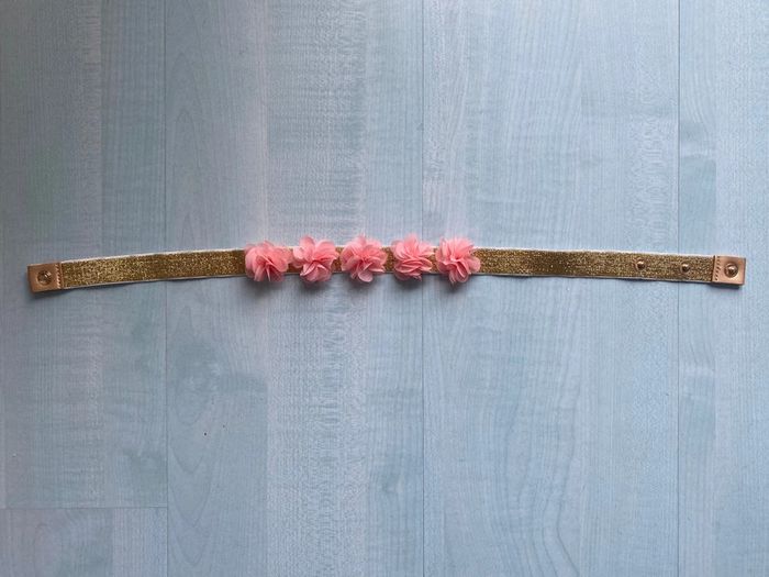 Ceinture dorée avec fleurs roses petit bateau
