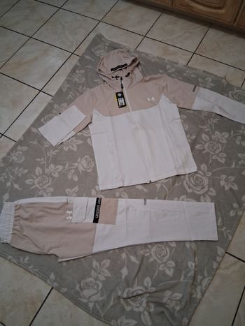 Enselble de sport under armor beige et blanc taille xl 