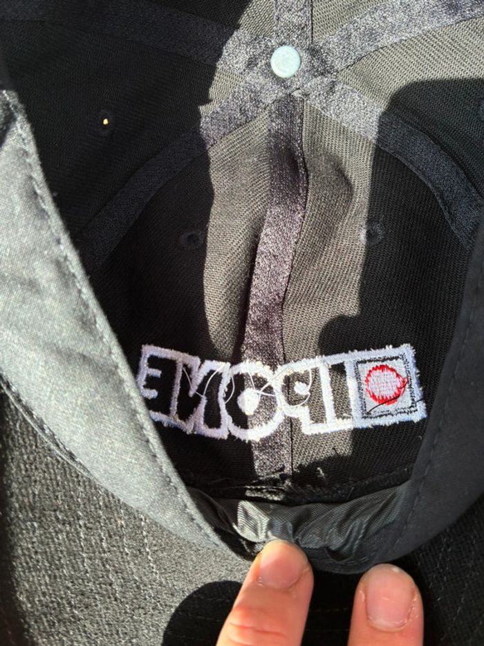 Casquette noir et rouge iPhone - photo numéro 5