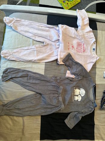 Lot de 2 pyjamas velour en 2 pièces avec pieds en 24 mois
