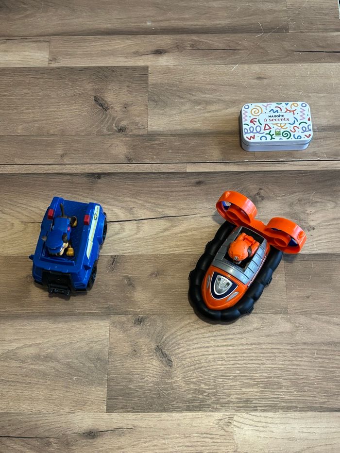 Je vend 2 voitures + 2 figurines papatrouille très bon état