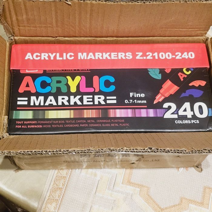 Boîte feutres acryliques 240couleurs pointe fine