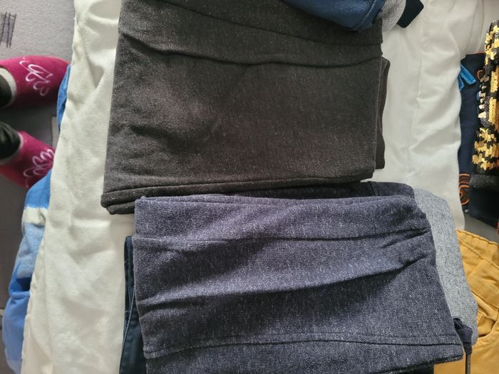 Vends lot 10.ans. Trois pantalons sous pulls t-shirt manches longue et courte et pantalon style jocking - photo numéro 2