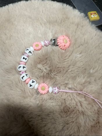 Attache tétine fleur