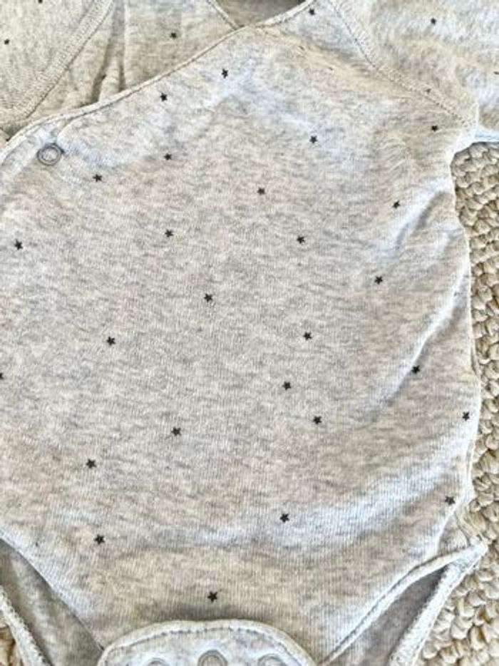 Lot bodies Kiabi 1 mois - photo numéro 6