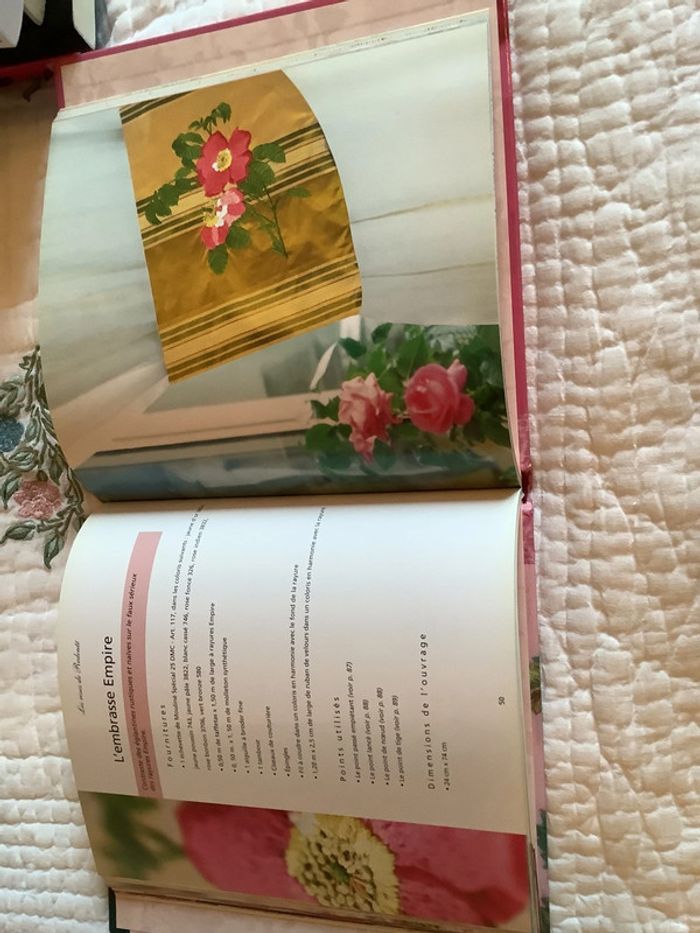 Les Roses de Redouté, beau livre de broderies - photo numéro 3