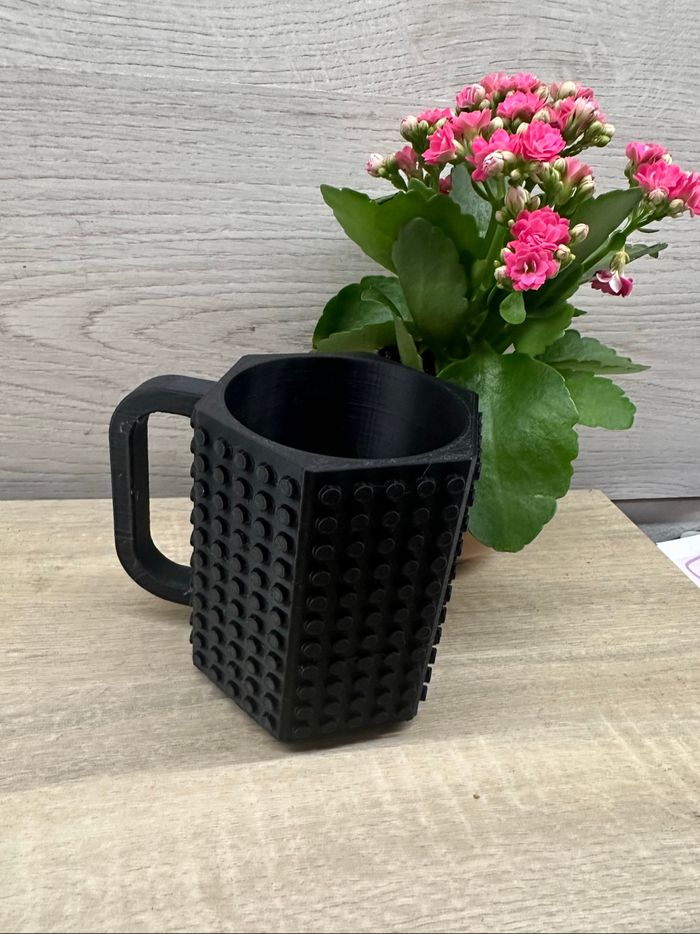 Porte canette  ou pot à crayon lego