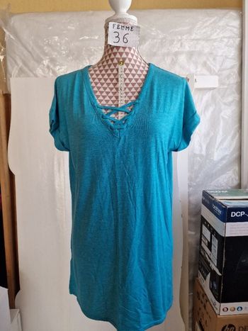 Robe, courte, verte,fendu de chaque côté, en très très bon état