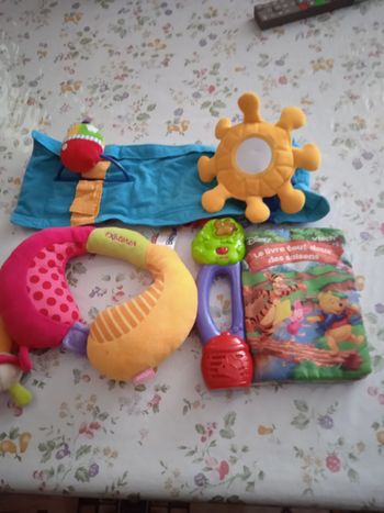 Vend trois. Jouet pour bébé