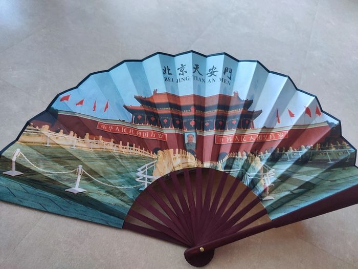 Éventail pliant chinois en bois - photo numéro 3