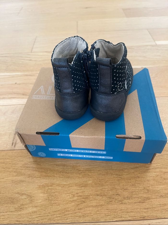 Adorables bottines grises foncées à pois blancs, marque Alma, taille 21. - photo numéro 4