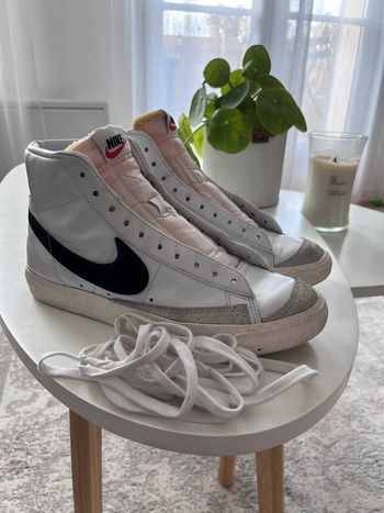 Paire de Nike blazer Mid 77