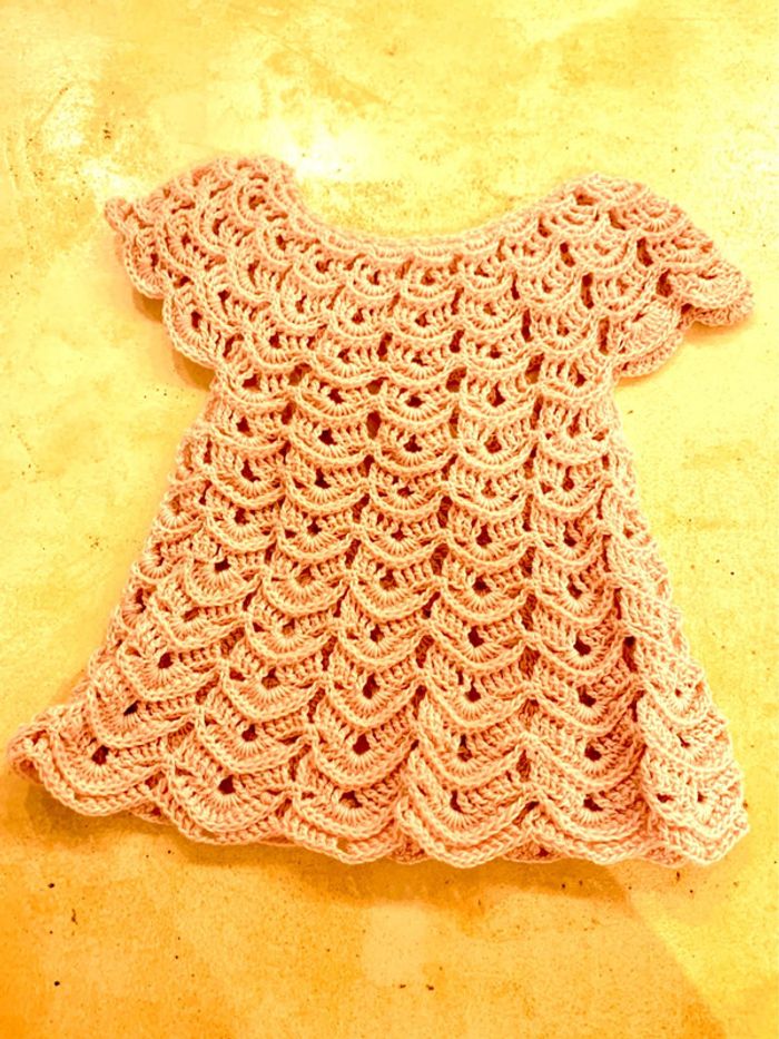 Jolie robe en crochet fait maison rose pâle taille 6 mois