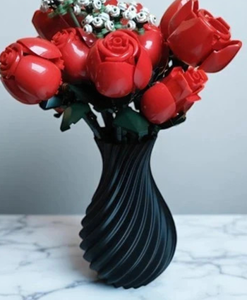 vase noir pour fleurs de briques