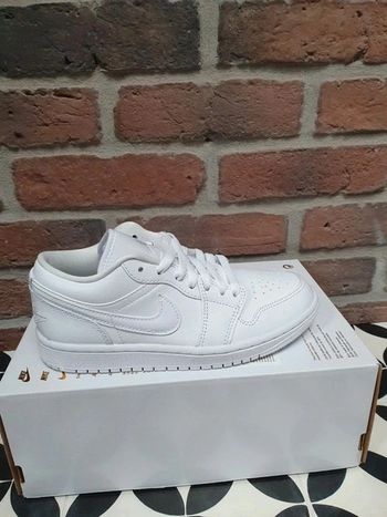 Nike Air Jordan 1 Low "triple white"neuves (36)
