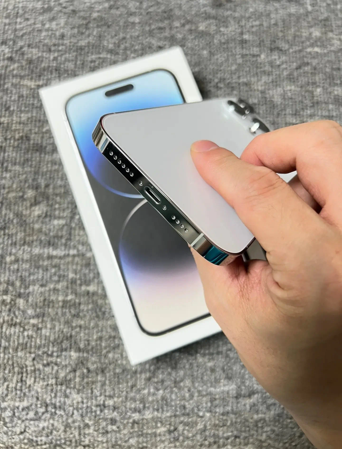 Une iphone quatorze pro max - photo numéro 2