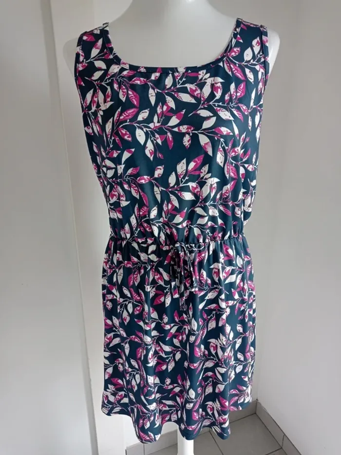 Robe d'été grise avec feuilles fushia et blanches T.M